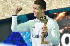 AYX Sports-C罗在拜仁比赛中表现优异，锐不可当引发热议！(历届冠亚军一览表)