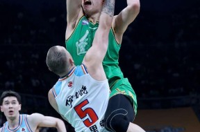 爱游戏体育APP下载-JackeyLove迎来七赛季出色发挥，湖人观众热烈欢呼！比赛高潮迭起(keeptotheright靠中文翻译)